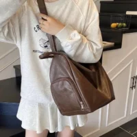 Bolsa Mochila Feminina Com Alça Transversal - Moderna e Prática com Desconto de 78%
