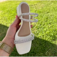 Sandália de Salto Grosso com Strass - Conforto e Estilo