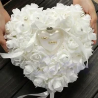 Porta-Anel de Casamento em Coração com Flores de Rosa - Elegância
