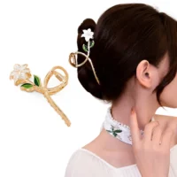 Presilha Floral Dourada Lily | Acessórios Estilosos para Mulheres